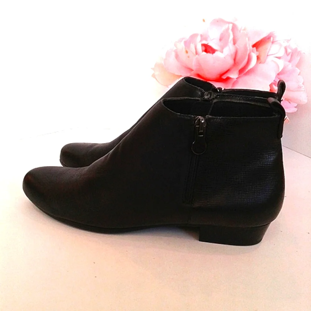 MUNRO black  genuine leather anckle boots
